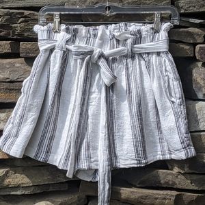 BOGO!!! ENTIRE CLOSETHigh-waisted paper bag shorts